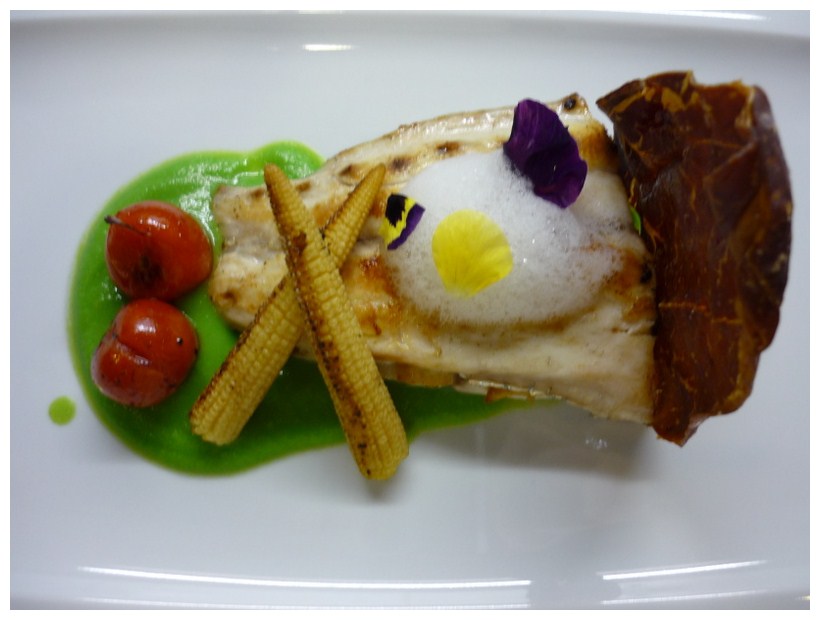 Restaurante A Tu Gusto Corvina con crema de guisantes y cecina